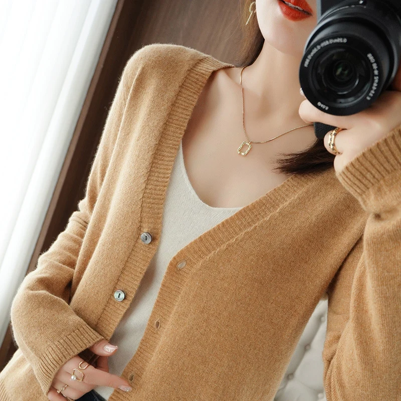 Damen Leichter V‑Ausschnitt-Cardigan aus Kaschmir‑Mix mit feiner Rippkante Nord Taschen