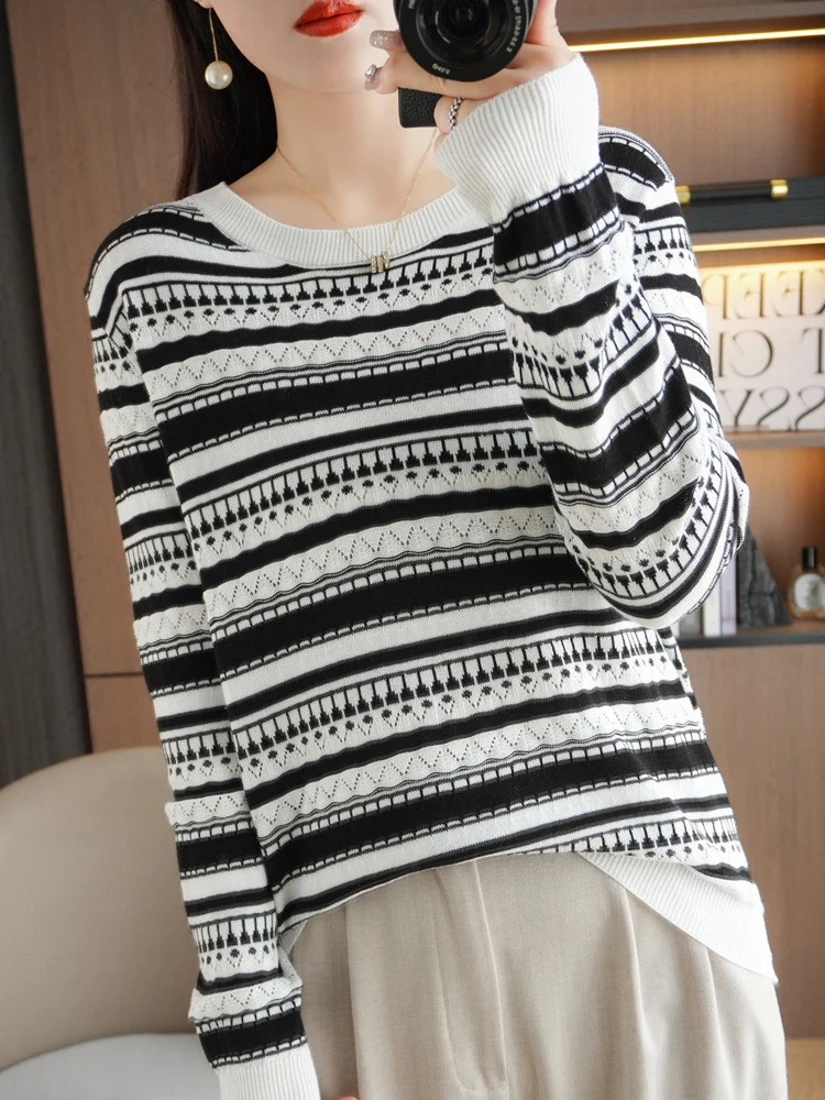 Damen Leichter Rundhals-Feinstrickpullover mit geometrischem Ajourstreifenmuster Nord Taschen