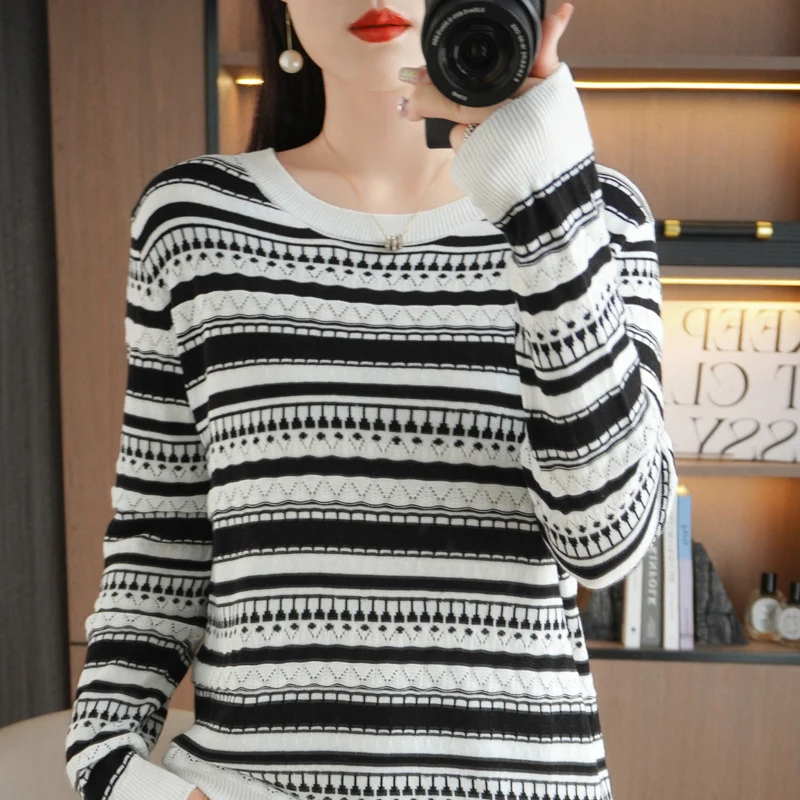 Damen Leichter Rundhals-Feinstrickpullover mit geometrischem Ajourstreifenmuster Nord Taschen