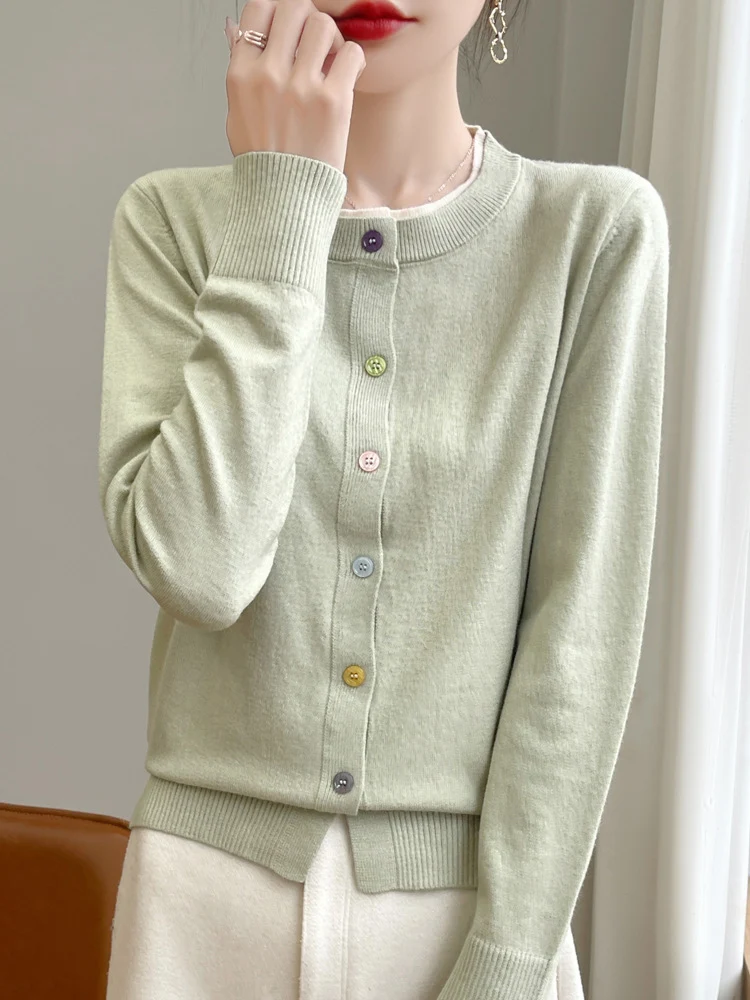 Damen Leichter Feinstrick-Cardigan mit Rundhalsausschnitt und bunten Knöpfen Nord Taschen
