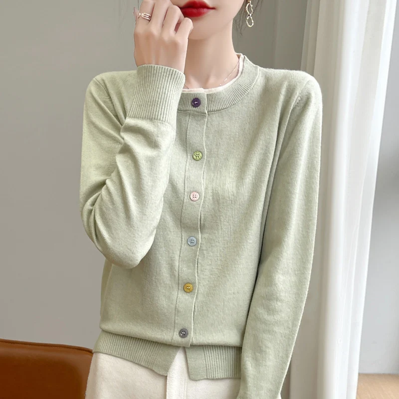 Damen Leichter Feinstrick-Cardigan mit Rundhalsausschnitt und bunten Knöpfen Nord Taschen