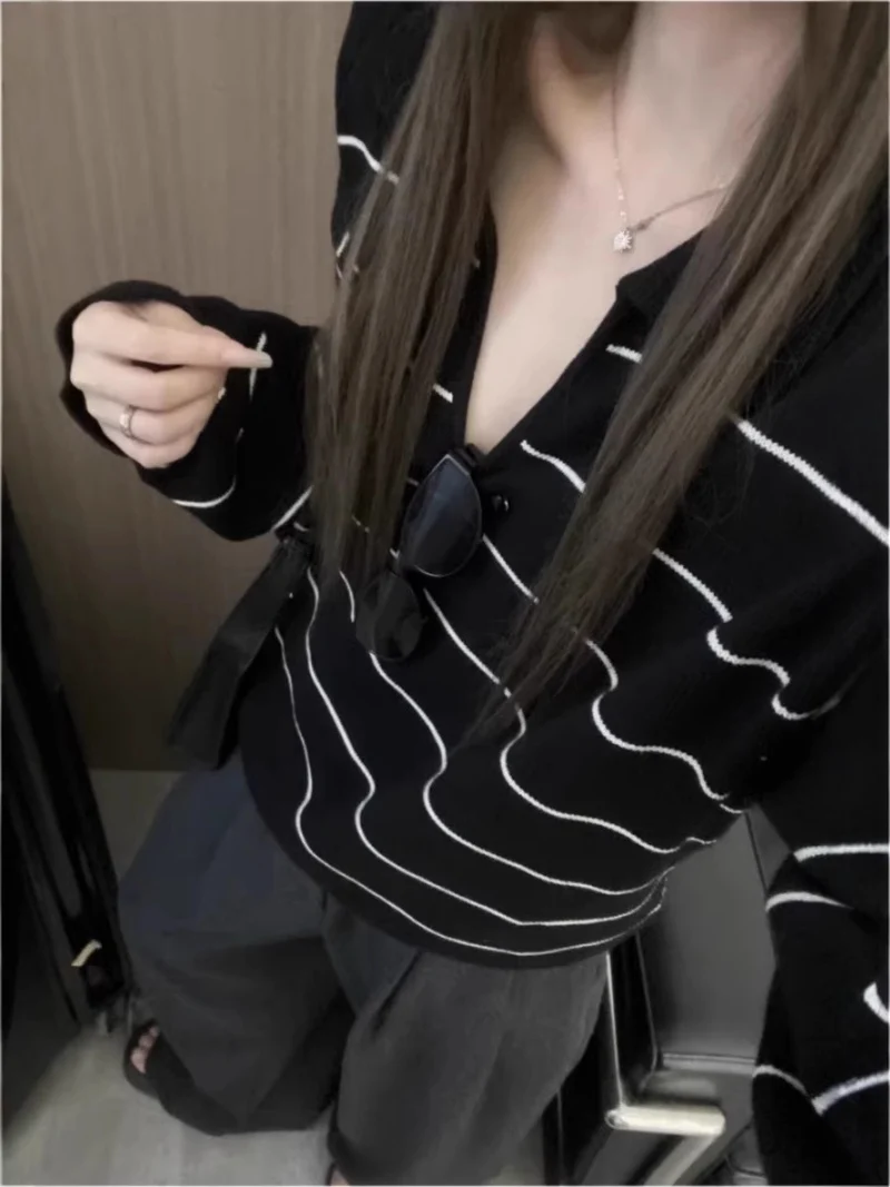Damen Lässiger Oversize‑Strickpullover mit Polokragen und feiner Querstreifenoptik Nord Taschen