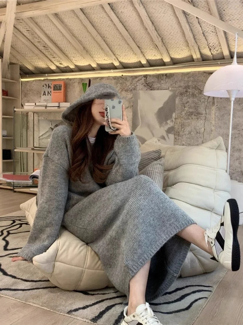 Damen Langes Kapuzen‑Strickkleid aus Wollmix mit relaxter Oversize‑Silhouette und geripptem Saum Nord Taschen