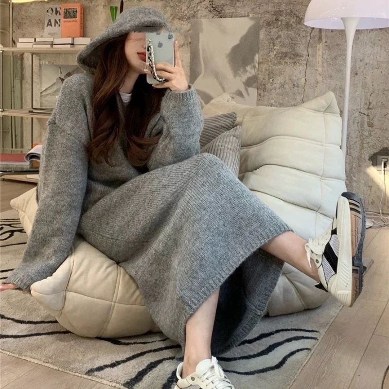 Damen Langes Kapuzen‑Strickkleid aus Wollmix mit relaxter Oversize‑Silhouette und geripptem Saum Nord Taschen