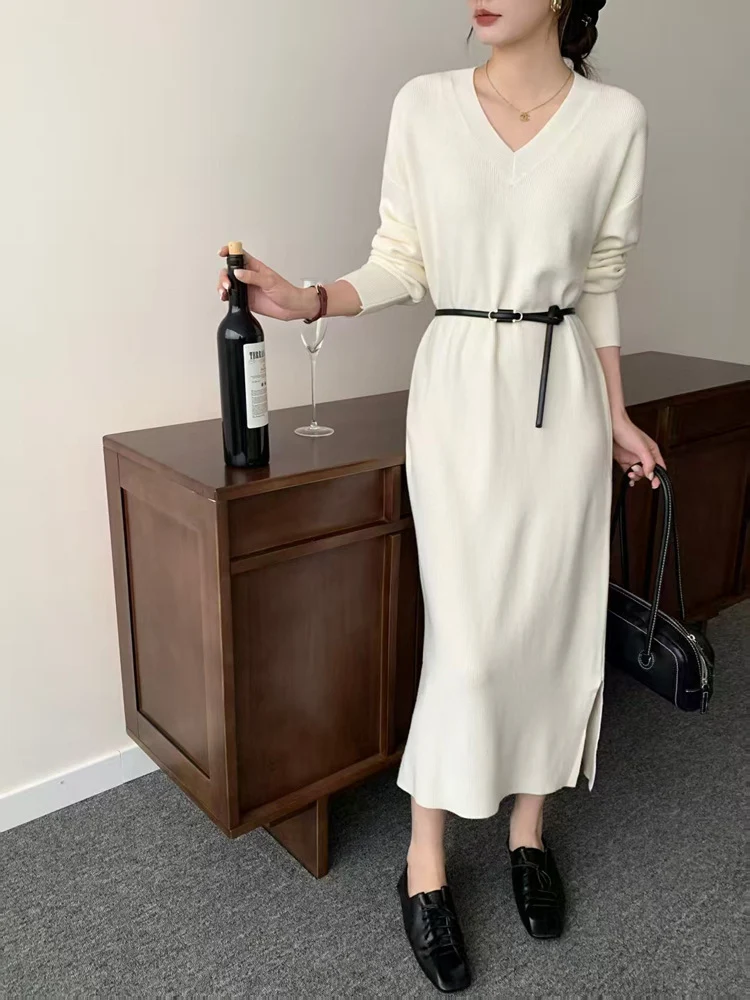 Damen Langes Feinstrick-Midikleid mit V‑Ausschnitt, Seitenschlitz und entspannter Silhouette Nord Taschen