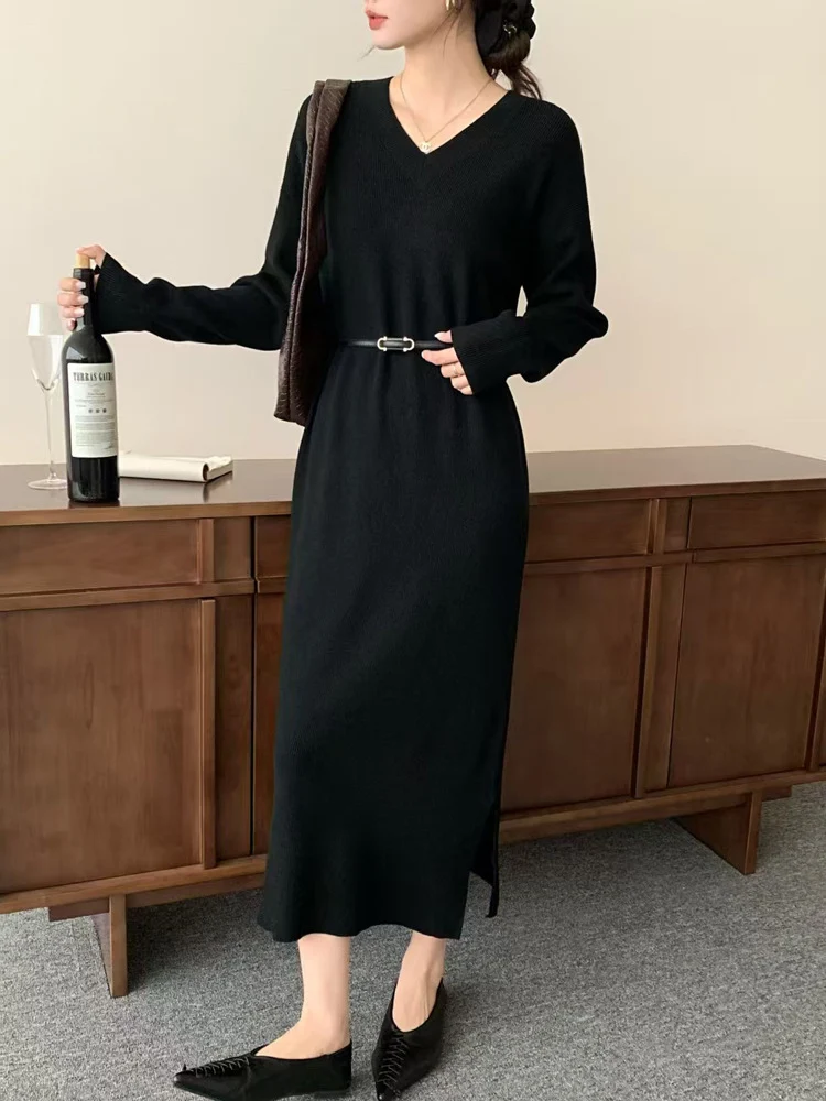 Damen Langes Feinstrick-Midikleid mit V‑Ausschnitt, Seitenschlitz und entspannter Silhouette Nord Taschen