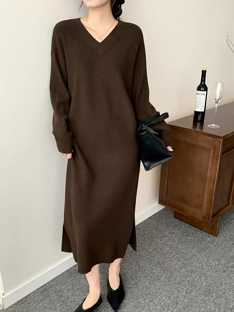 Damen Langes Feinstrick-Midikleid mit V‑Ausschnitt, Seitenschlitz und entspannter Silhouette Nord Taschen