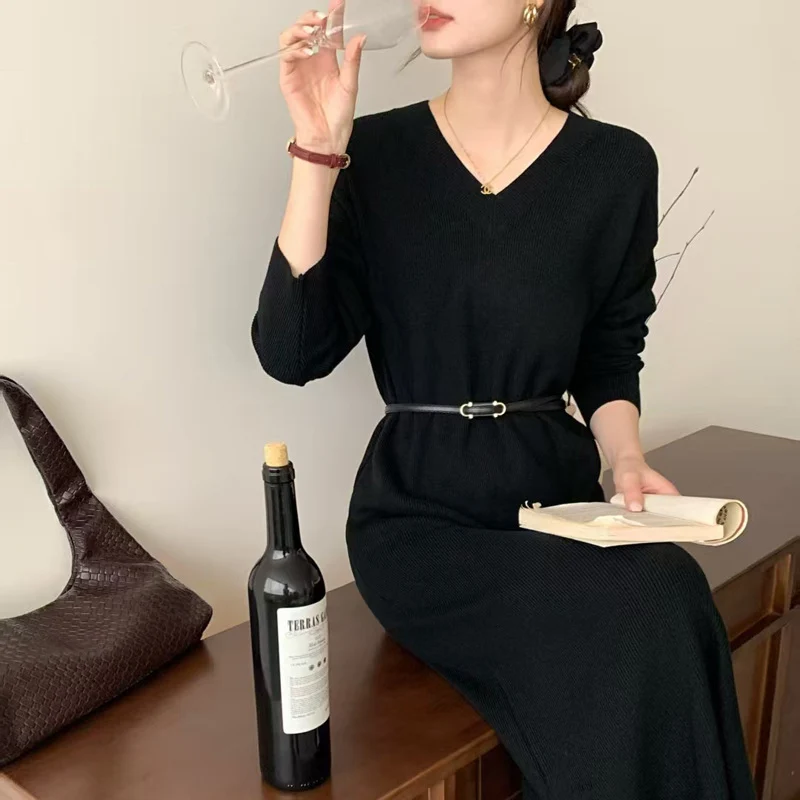 Damen Langes Feinstrick-Midikleid mit V‑Ausschnitt, Seitenschlitz und entspannter Silhouette Nord Taschen