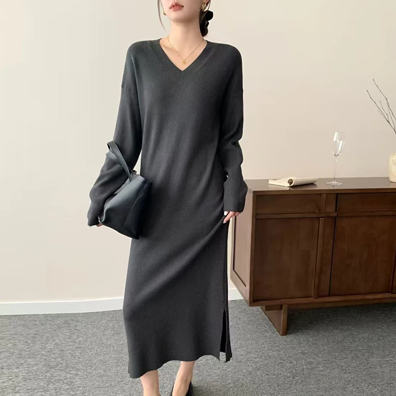 Damen Langes Feinstrick-Midikleid mit V‑Ausschnitt, Seitenschlitz und entspannter Silhouette Nord Taschen