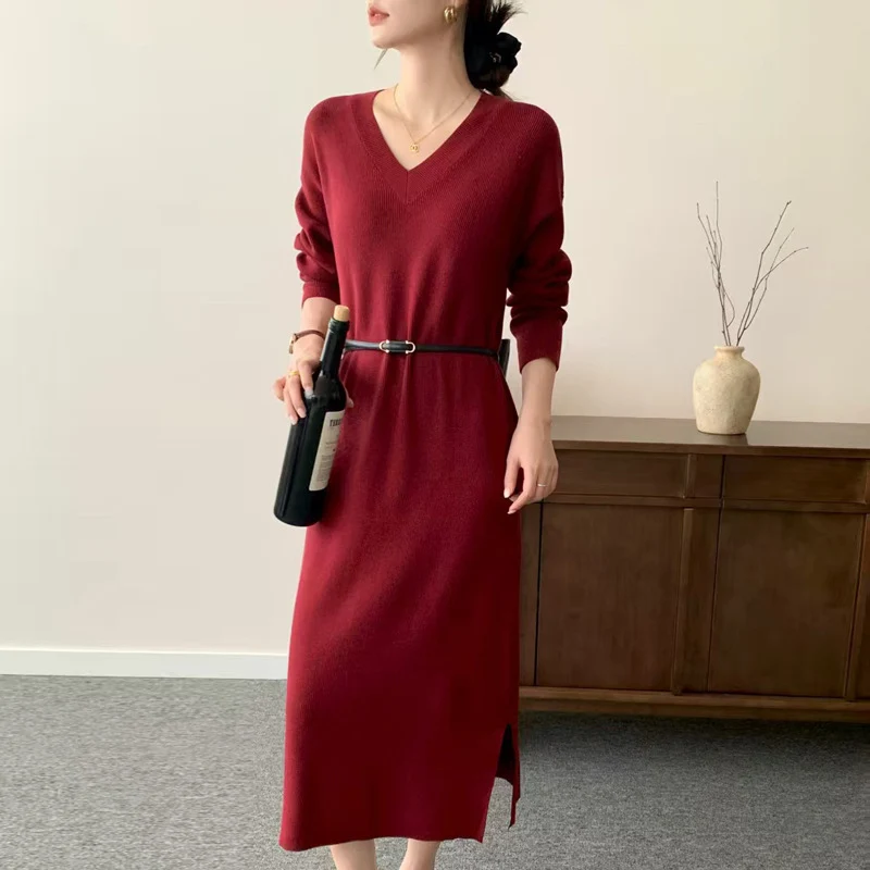 Damen Langes Feinstrick-Midikleid mit V‑Ausschnitt, Seitenschlitz und entspannter Silhouette Nord Taschen