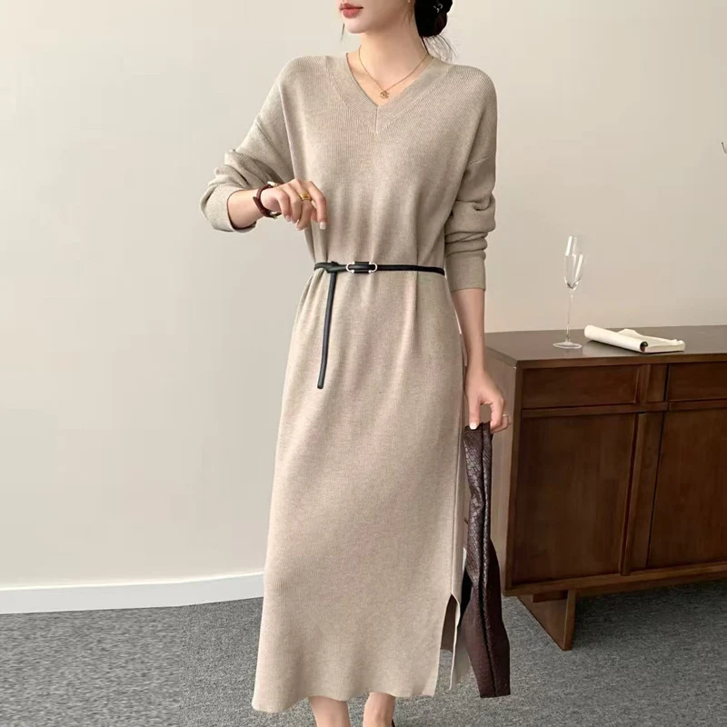 Damen Langes Feinstrick-Midikleid mit V‑Ausschnitt, Seitenschlitz und entspannter Silhouette Nord Taschen