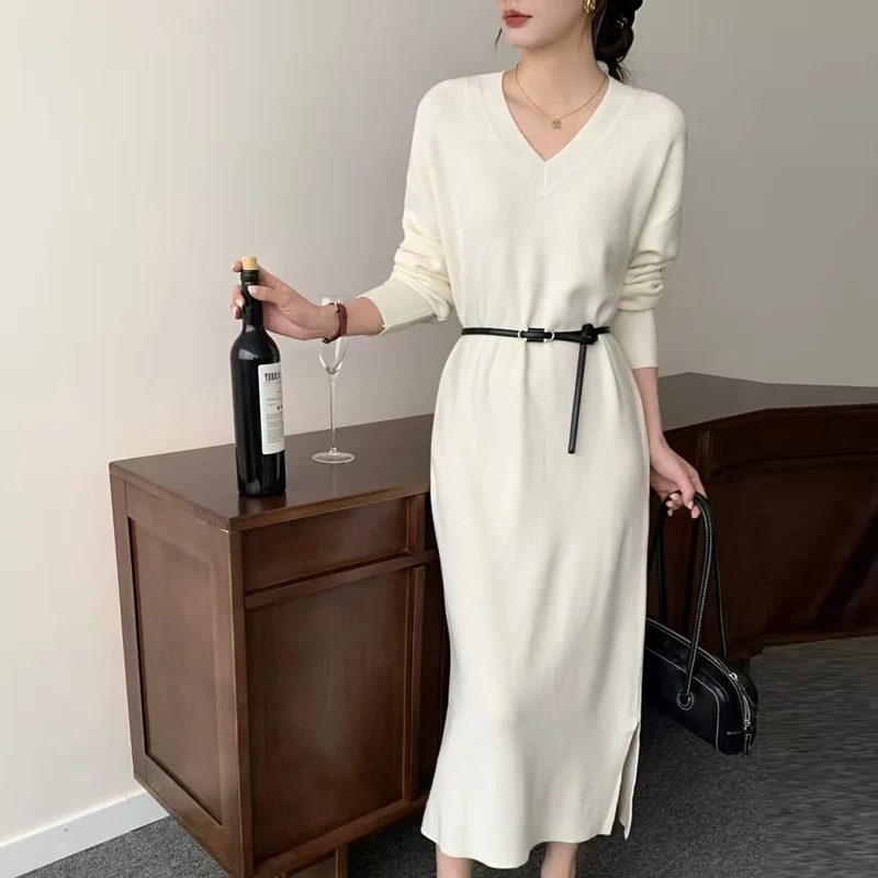 Damen Langes Feinstrick-Midikleid mit V‑Ausschnitt, Seitenschlitz und entspannter Silhouette Nord Taschen