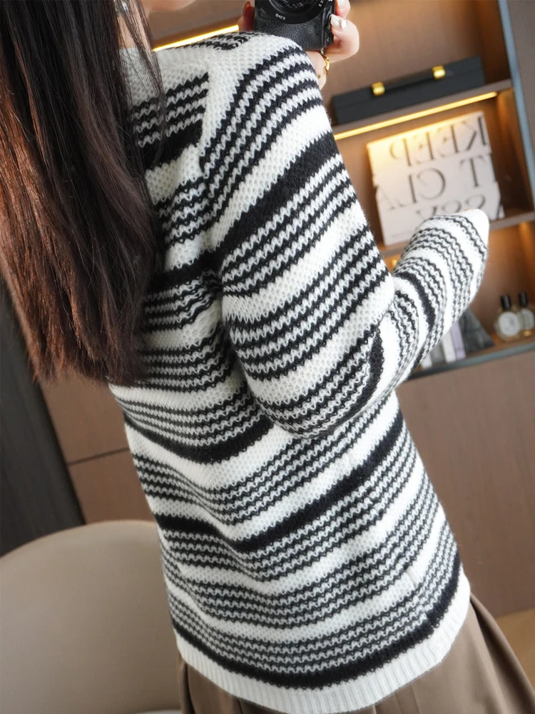 Damen Kuscheliger Streifenpullover aus Mohair‑Optik mit kastiger Passform und Rundhalsausschnitt Nord Taschen