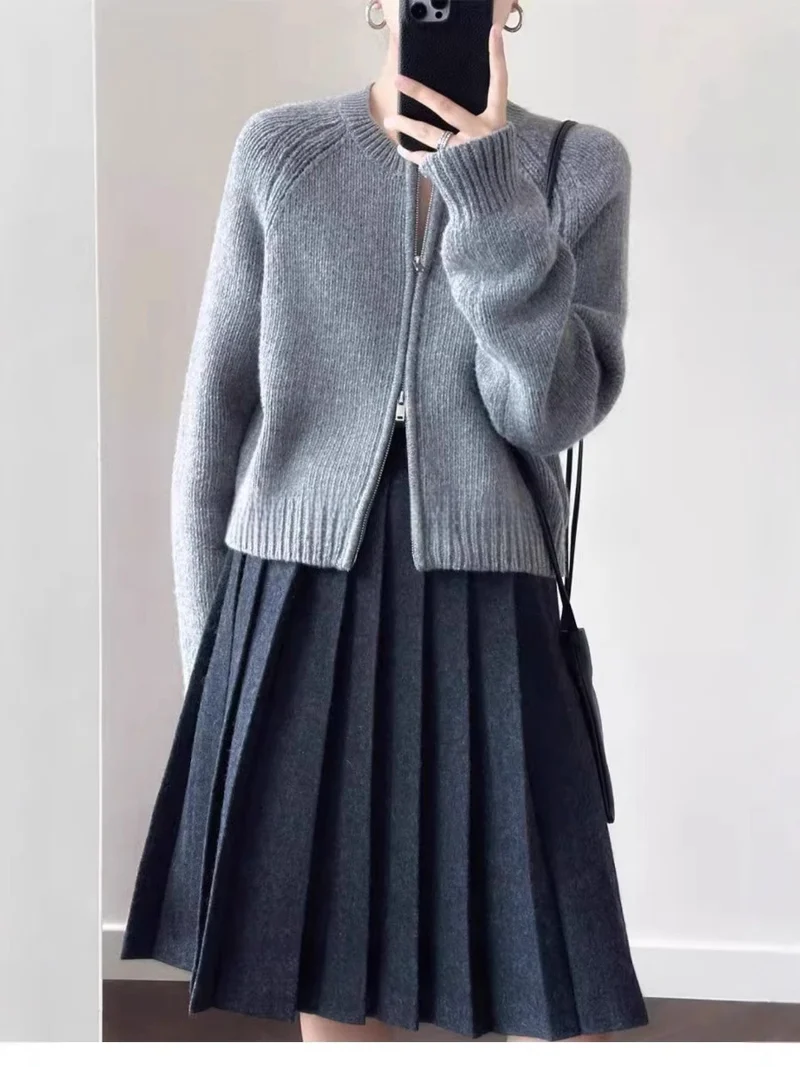 Damen Kurzjacke aus softem Feinstrick mit durchgehendem Reißverschluss und geripptem Saum Nord Taschen