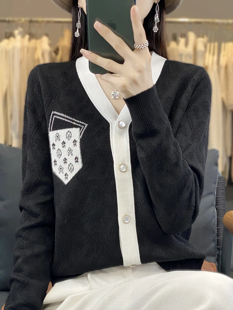 Damen Kurzgeschnittener V‑Neck-Cardigan mit Perlmuttknöpfen und kontrastierter Brusttasche Nord Taschen