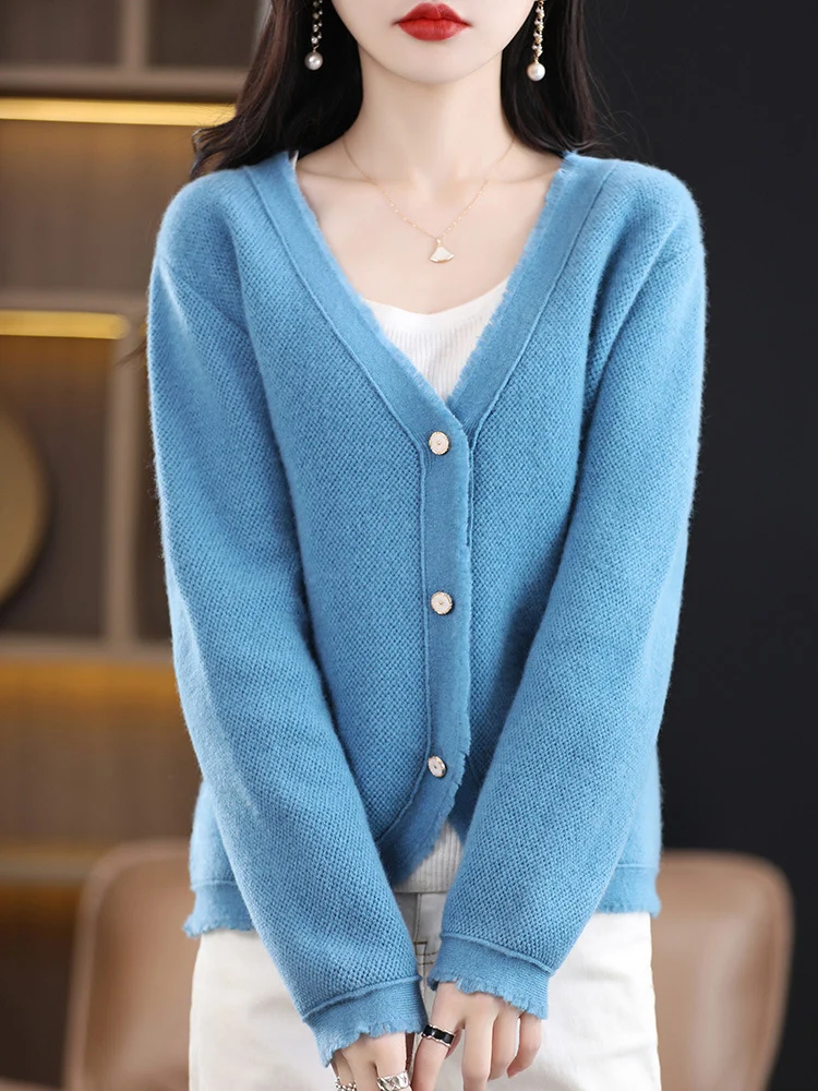 Damen Kurzgeschnittener V‑Ausschnitt‑Cardigan mit feinem Flor und Perlmuttknöpfen Nord Taschen