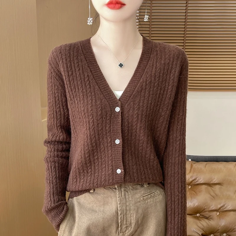 Damen Kurzgeschnittener Feinstrick-Cardigan mit V‑Ausschnitt, feiner Rippenstruktur und Perlmuttknöpfen Nord Taschen