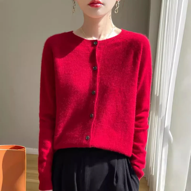 Damen Kurzgeschnittener Feinstrick-Cardigan mit Rundhalsausschnitt und schimmernder Knopfleiste Nord Taschen