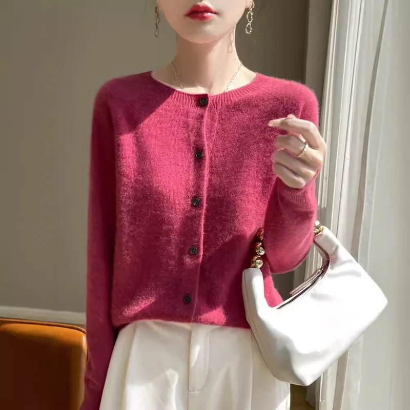 Damen Kurzgeschnittener Feinstrick-Cardigan mit Rundhalsausschnitt und schimmernder Knopfleiste Nord Taschen