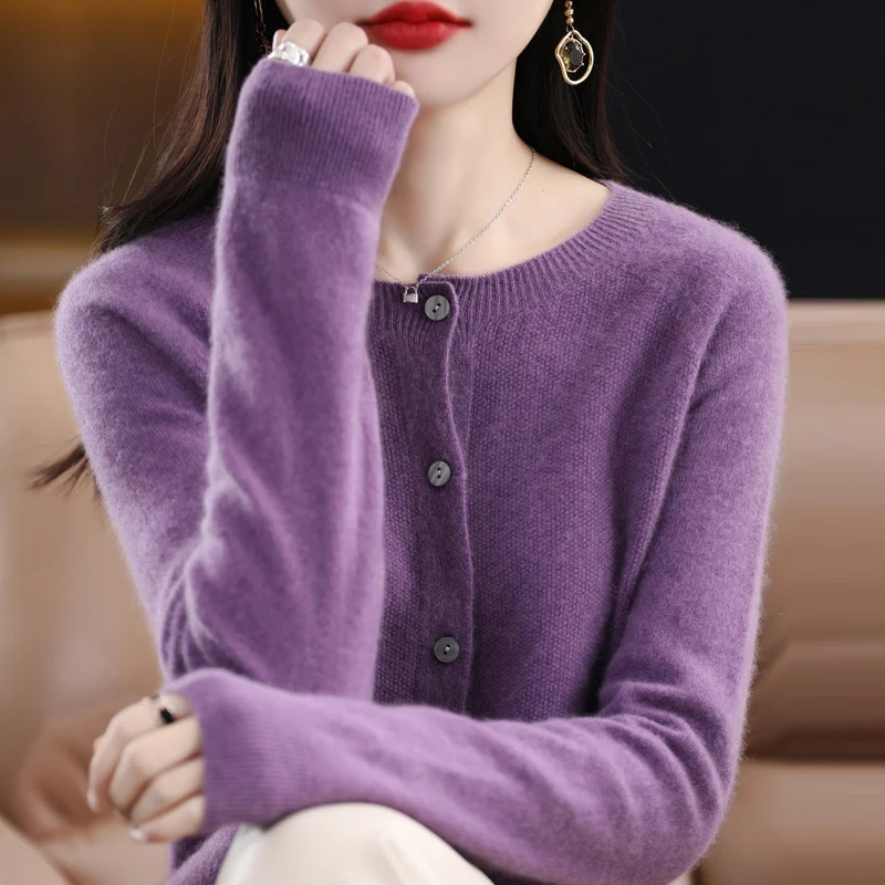 Damen Kurzgeschnittener Feinstrick-Cardigan mit Rundhalsausschnitt und schimmernder Knopfleiste Nord Taschen
