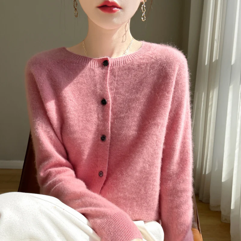 Damen Kurzgeschnittener Feinstrick-Cardigan mit Rundhalsausschnitt und schimmernder Knopfleiste Nord Taschen