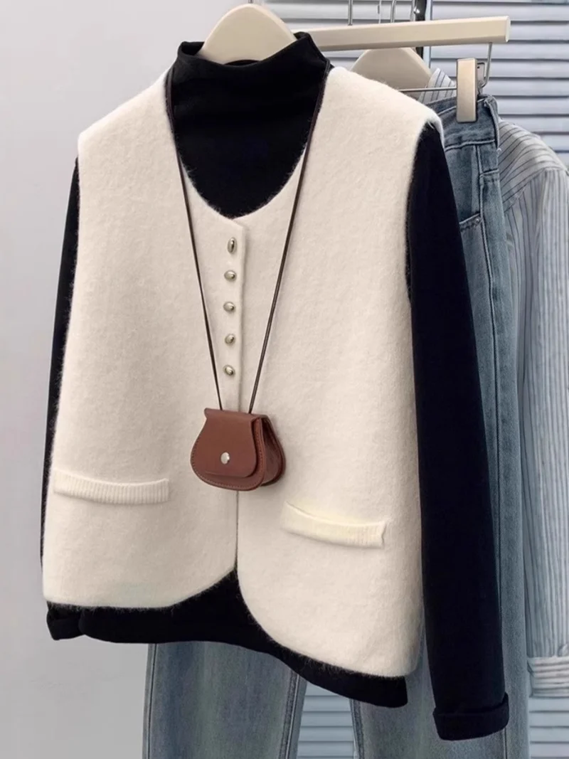 Damen Kurzgeschnittene Ärmellose Strickweste mit Perlenknopfleiste und aufgesetzten Taschen Nord Taschen