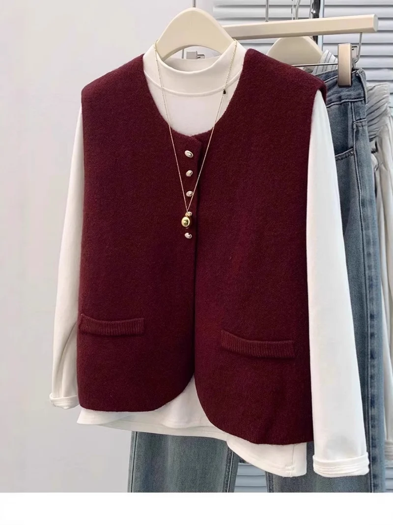 Damen Kurzgeschnittene Ärmellose Strickweste mit Perlenknopfleiste und aufgesetzten Taschen Nord Taschen