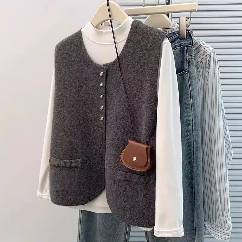 Damen Kurzgeschnittene Ärmellose Strickweste mit Perlenknopfleiste und aufgesetzten Taschen Nord Taschen