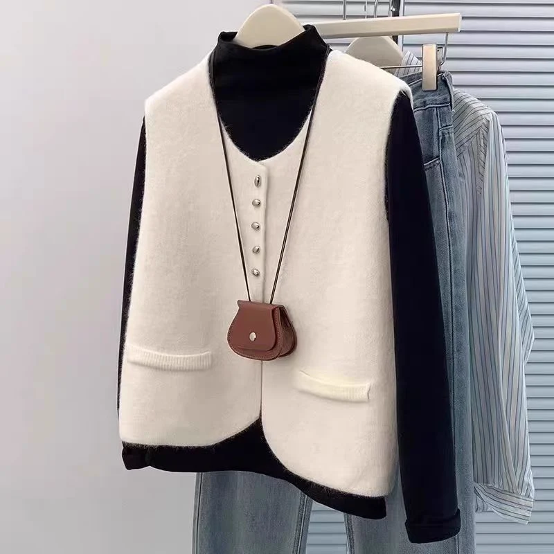 Damen Kurzgeschnittene Ärmellose Strickweste mit Perlenknopfleiste und aufgesetzten Taschen Nord Taschen