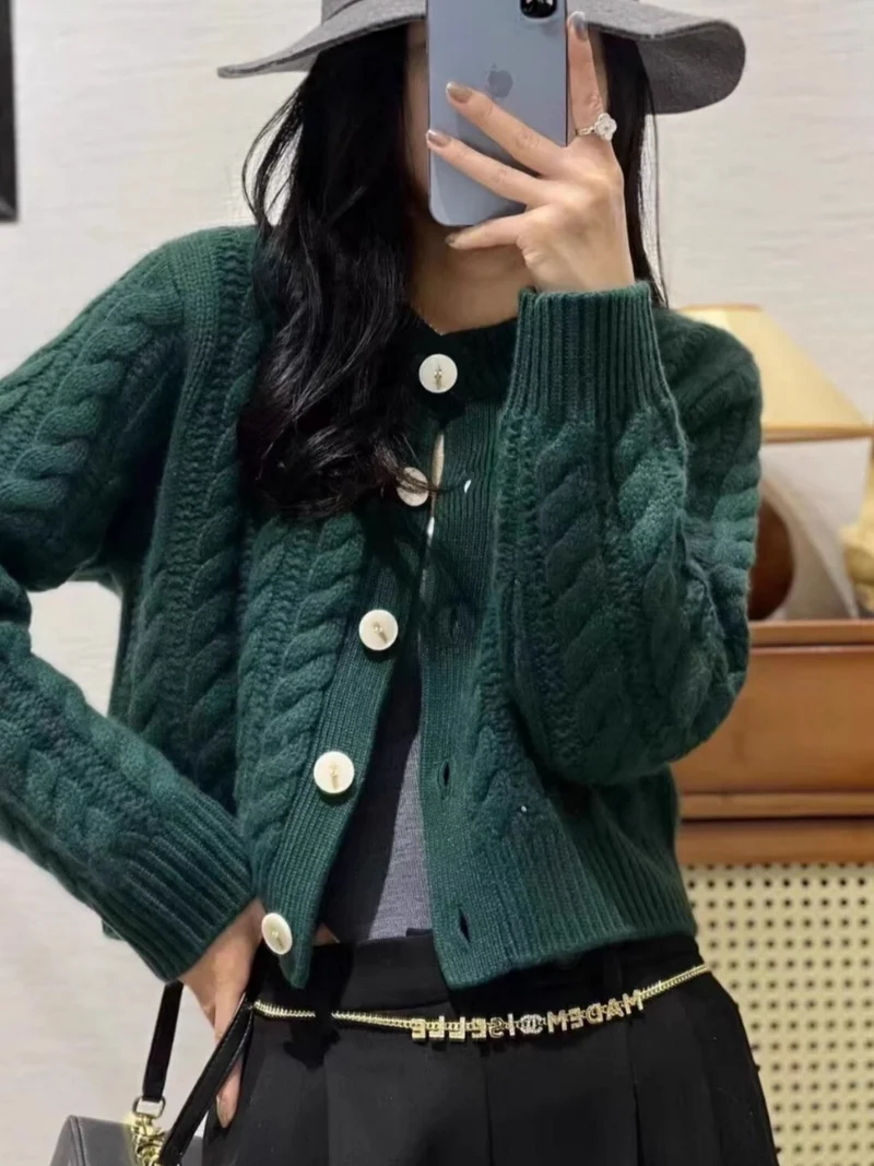Damen Kurzer Zopfstrick‑Cardigan mit breitem Rippsaum und großen Knöpfen Nord Taschen