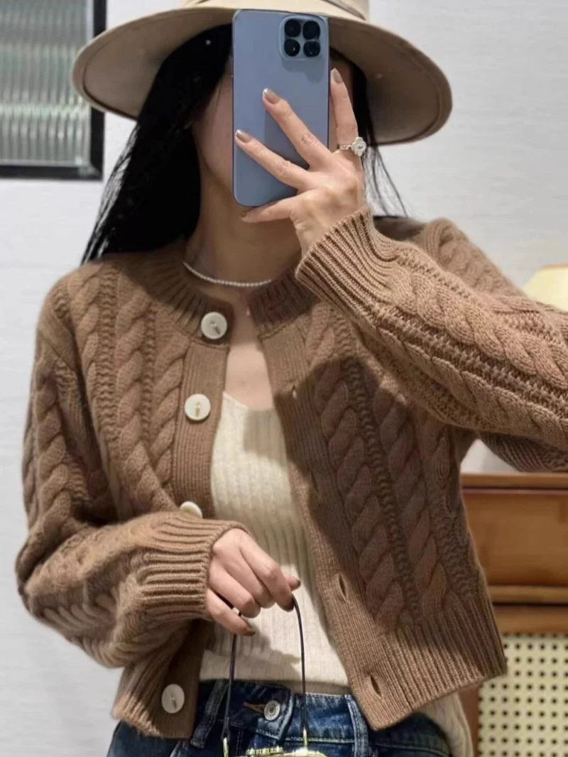 Damen Kurzer Zopfstrick‑Cardigan mit breitem Rippsaum und großen Knöpfen Nord Taschen
