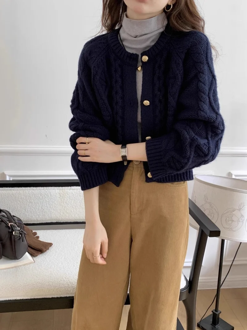 Damen Kurzer Zopfmuster-Cardigan mit goldenen Schmuckknöpfen Nord Taschen