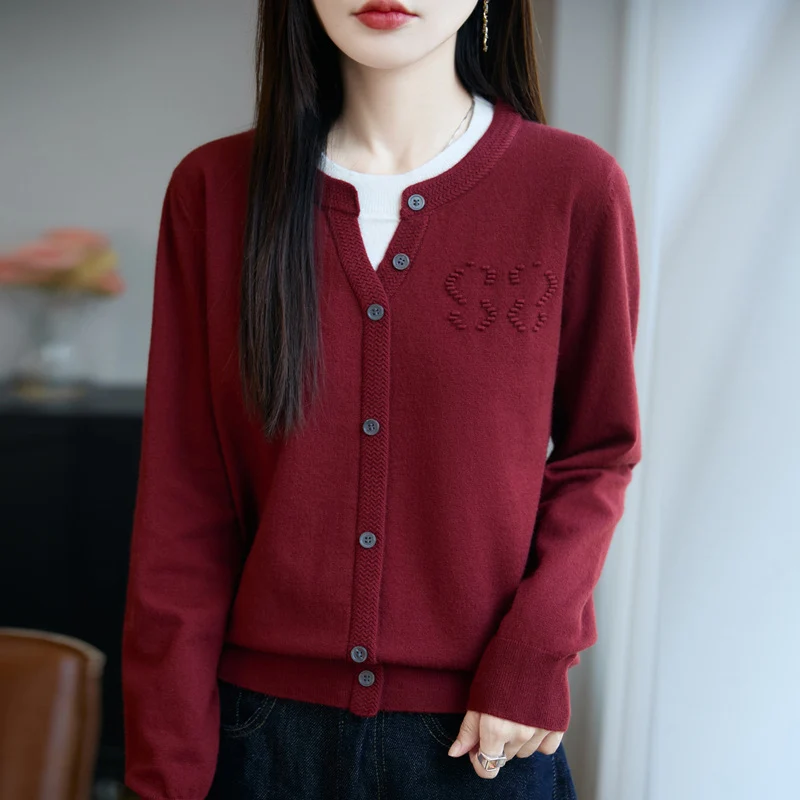Damen Kurzer Feinstrick-Cardigan mit V‑Schlitzkragen, Rippenblende und dezentem Struktur‑Logo Nord Taschen