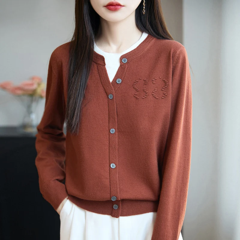 Damen Kurzer Feinstrick-Cardigan mit V‑Schlitzkragen, Rippenblende und dezentem Struktur‑Logo Nord Taschen