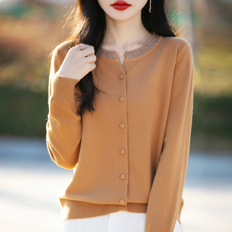Damen Kurzcardigan aus ultrafeinem Baumwollmix mit funkelnder Kristallkante und Ton-in-Ton-Knopfleiste Nord Taschen