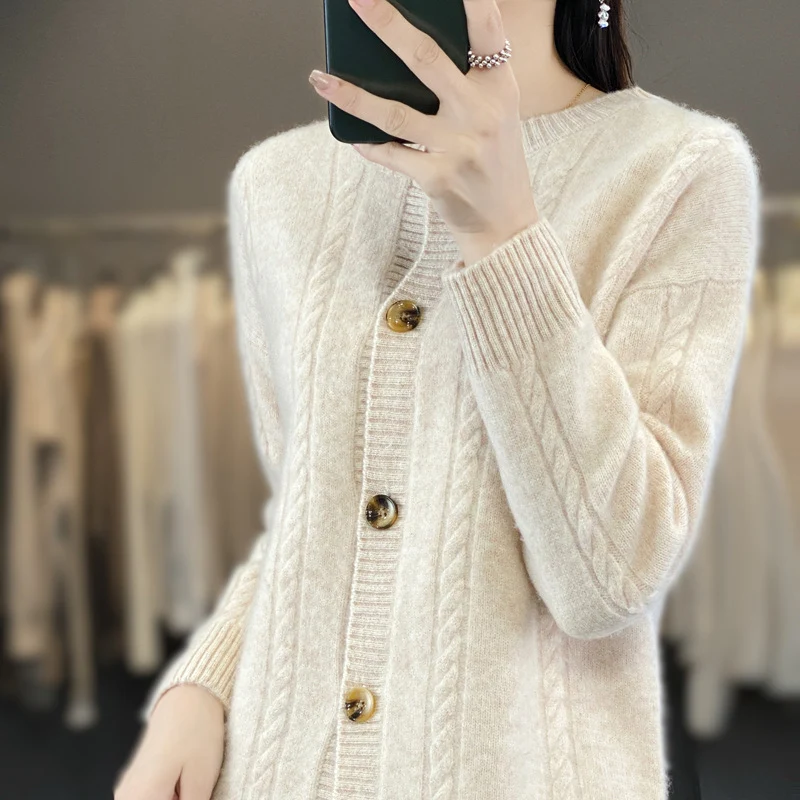Damen Kaschmirähnlicher Zopfmuster‑Cardigan mit Rundhals und Hornoptikknöpfen Nord Taschen
