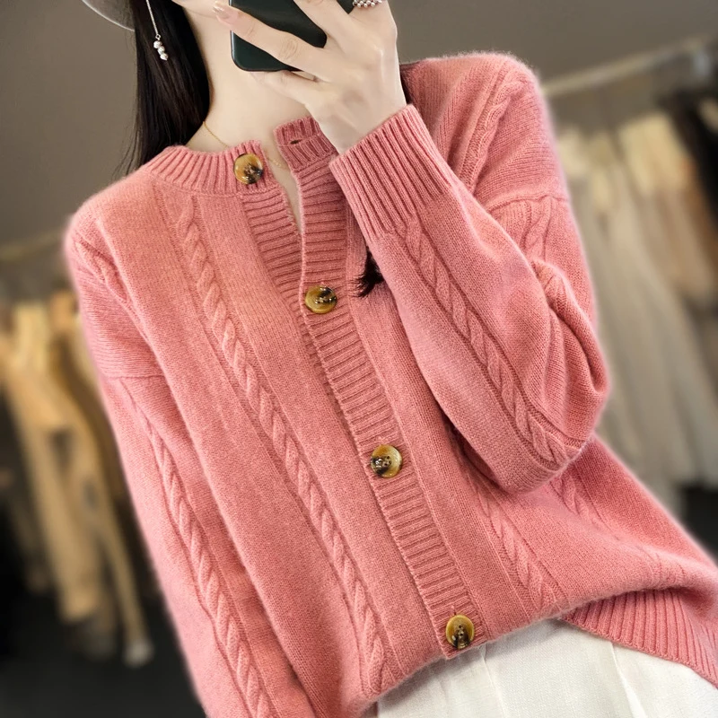 Damen Kaschmirähnlicher Zopfmuster‑Cardigan mit Rundhals und Hornoptikknöpfen Nord Taschen