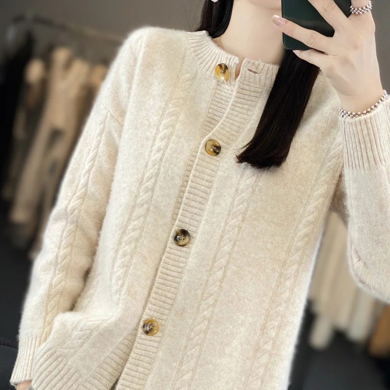 Damen Kaschmirähnlicher Zopfmuster‑Cardigan mit Rundhals und Hornoptikknöpfen Nord Taschen