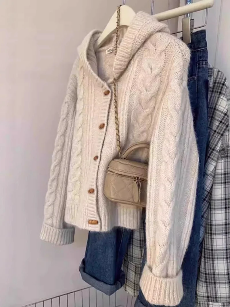 Damen Kapuzen-Strickjacke mit Zopfstrick, Holzknopfleiste und kastiger Silhouette Nord Taschen