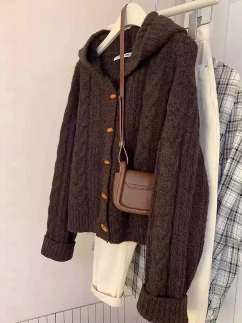 Damen Kapuzen-Strickjacke mit Zopfstrick, Holzknopfleiste und kastiger Silhouette Nord Taschen
