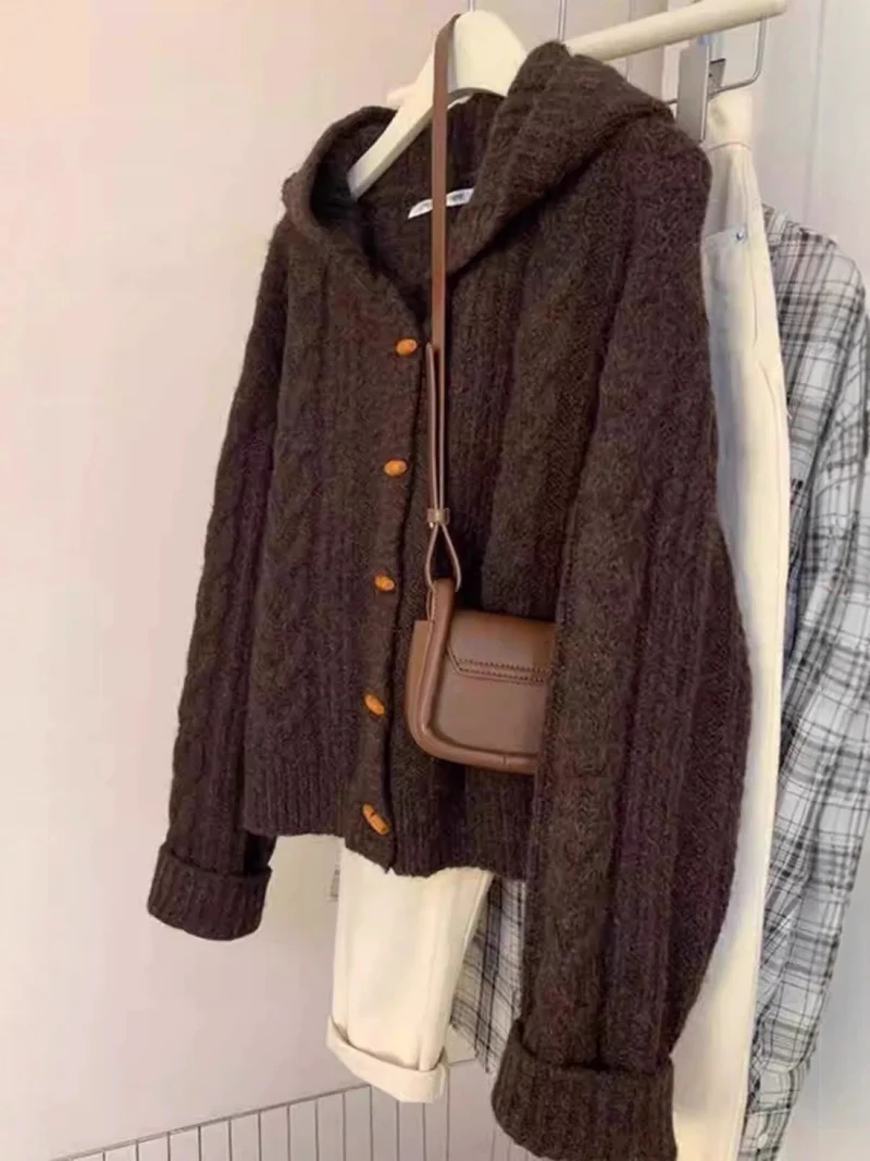 Damen Kapuzen-Strickjacke mit Zopfstrick, Holzknopfleiste und kastiger Silhouette Nord Taschen