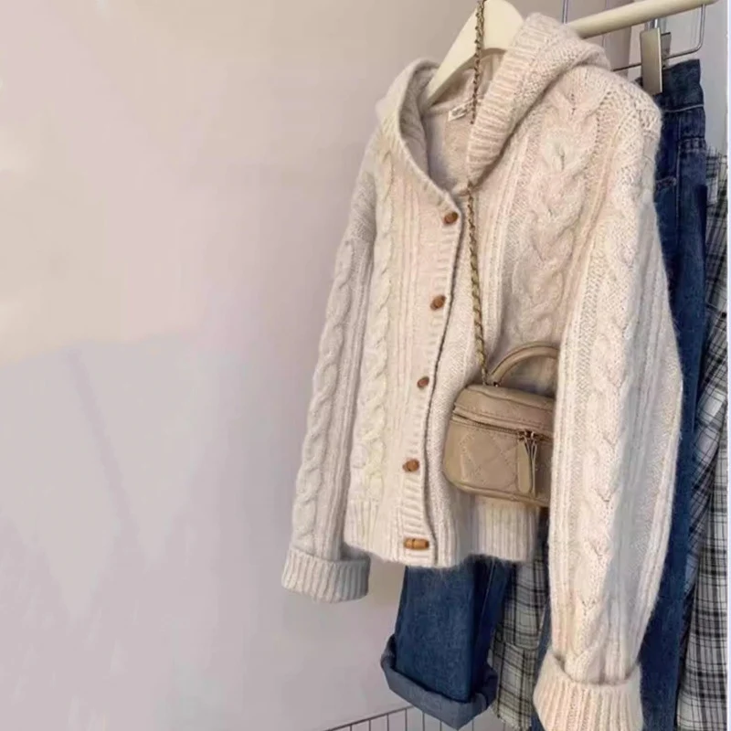 Damen Kapuzen-Strickjacke mit Zopfstrick, Holzknopfleiste und kastiger Silhouette Nord Taschen