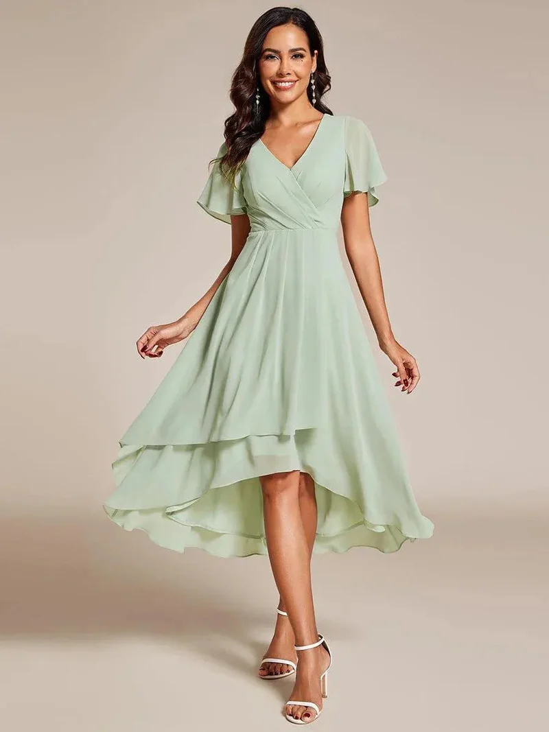 Damen elegantes Midikleid mit fließendem Stoff und asymmetrischen Ärmeln