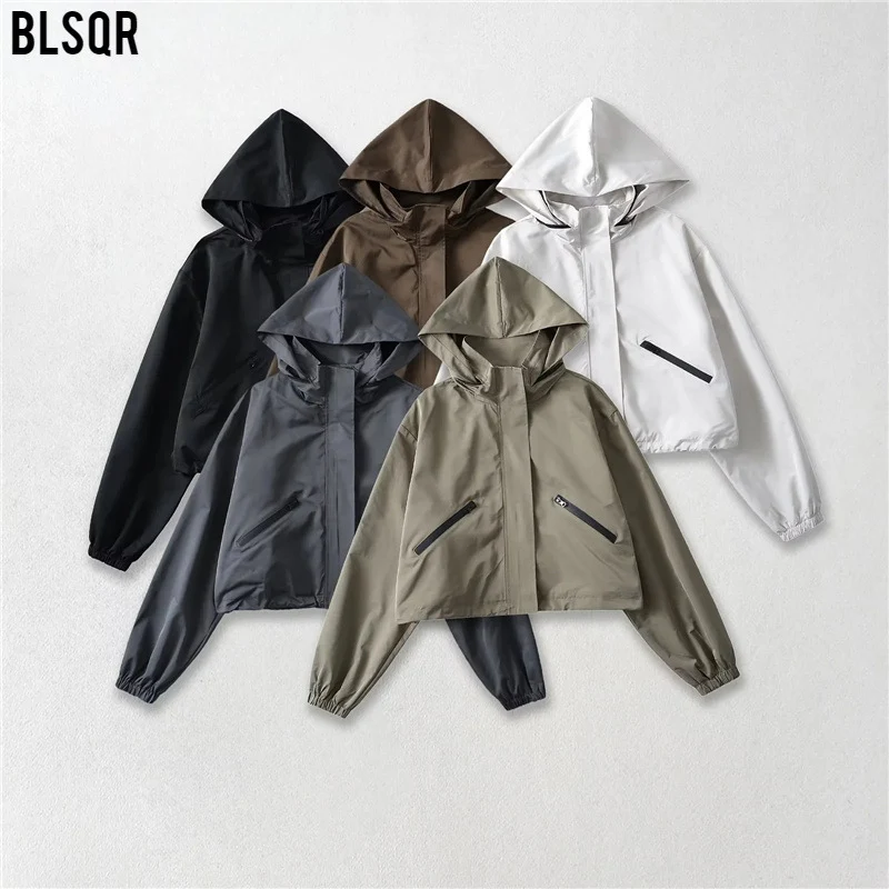 Damen Cropped Regenjacke mit Kapuze, wasserabweisender Tech‑Qualität und schrägen Reißverschlusstaschen Nord Taschen