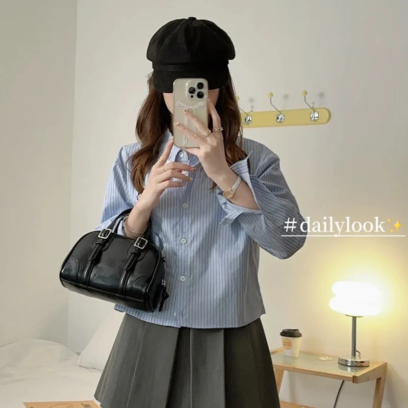 Damen Handtasche mit glänzender Oberflächenstruktur und elegantem Design Nord Taschen