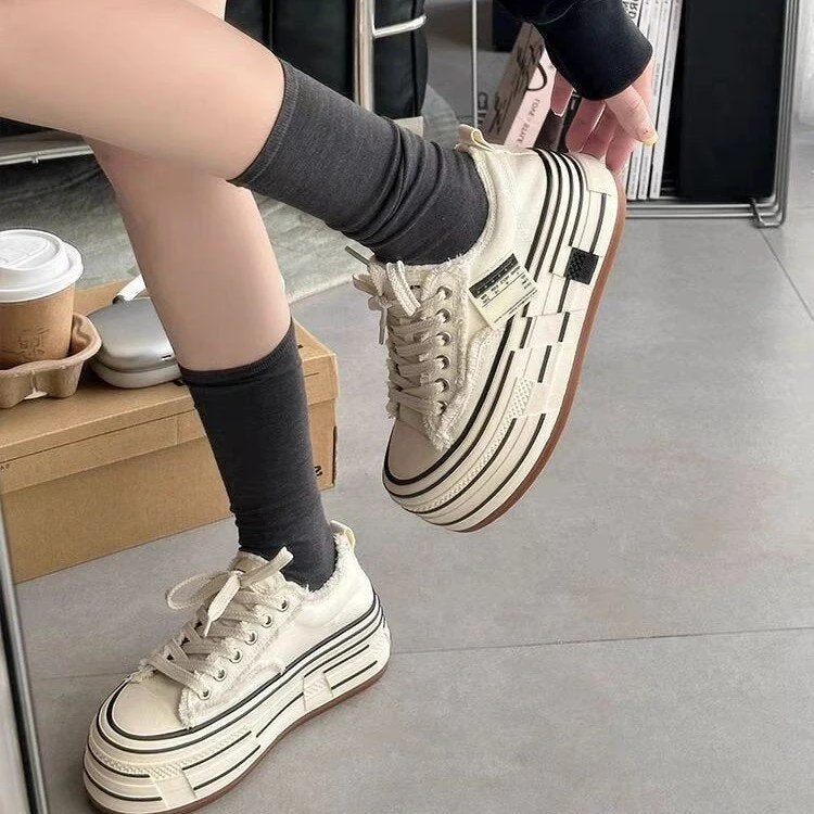 Damen modische Plateausneaker mit ausgefranstem Design und tiefem Profil
