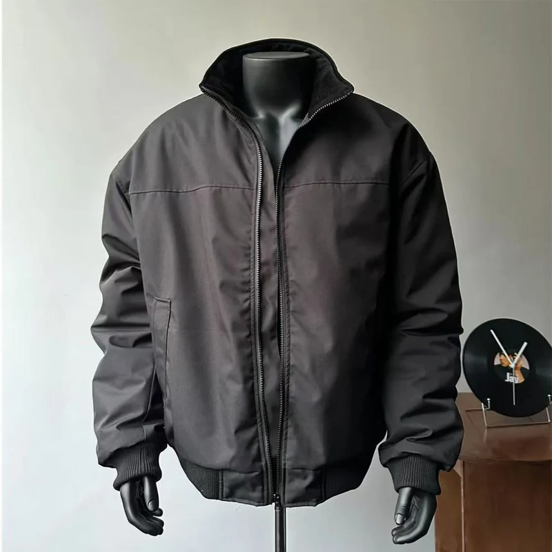 Herren Minimalistische Utility-Zipjacke im Bomberstil mit hohem Kragen und verdeckten Eingriffstaschen Nord Taschen