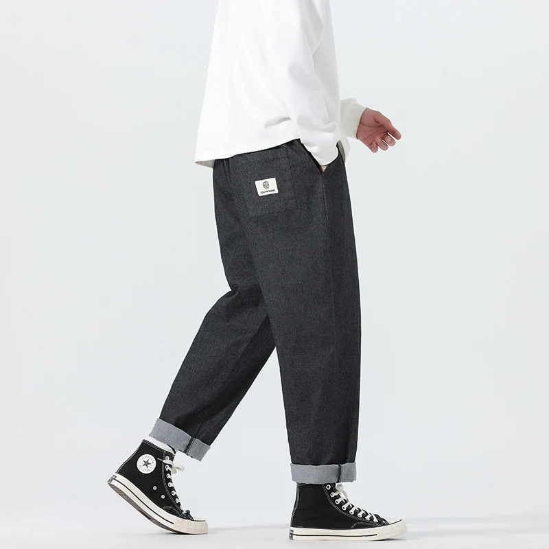Herren Locker geschnittene Cropped-Denimhose mit Umschlag und Label-Patch Nord Taschen