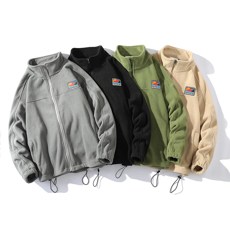 Herren Fleecejacke mit Stehkragen, durchgehendem Reißverschluss, elastischem Tunnelzug und Badge Patch Nord Taschen