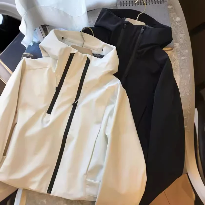 Damen Wasserabweisende Kapuzenjacke im minimalistischen Urban-Design mit verdecktem Reißverschluss Nord Taschen